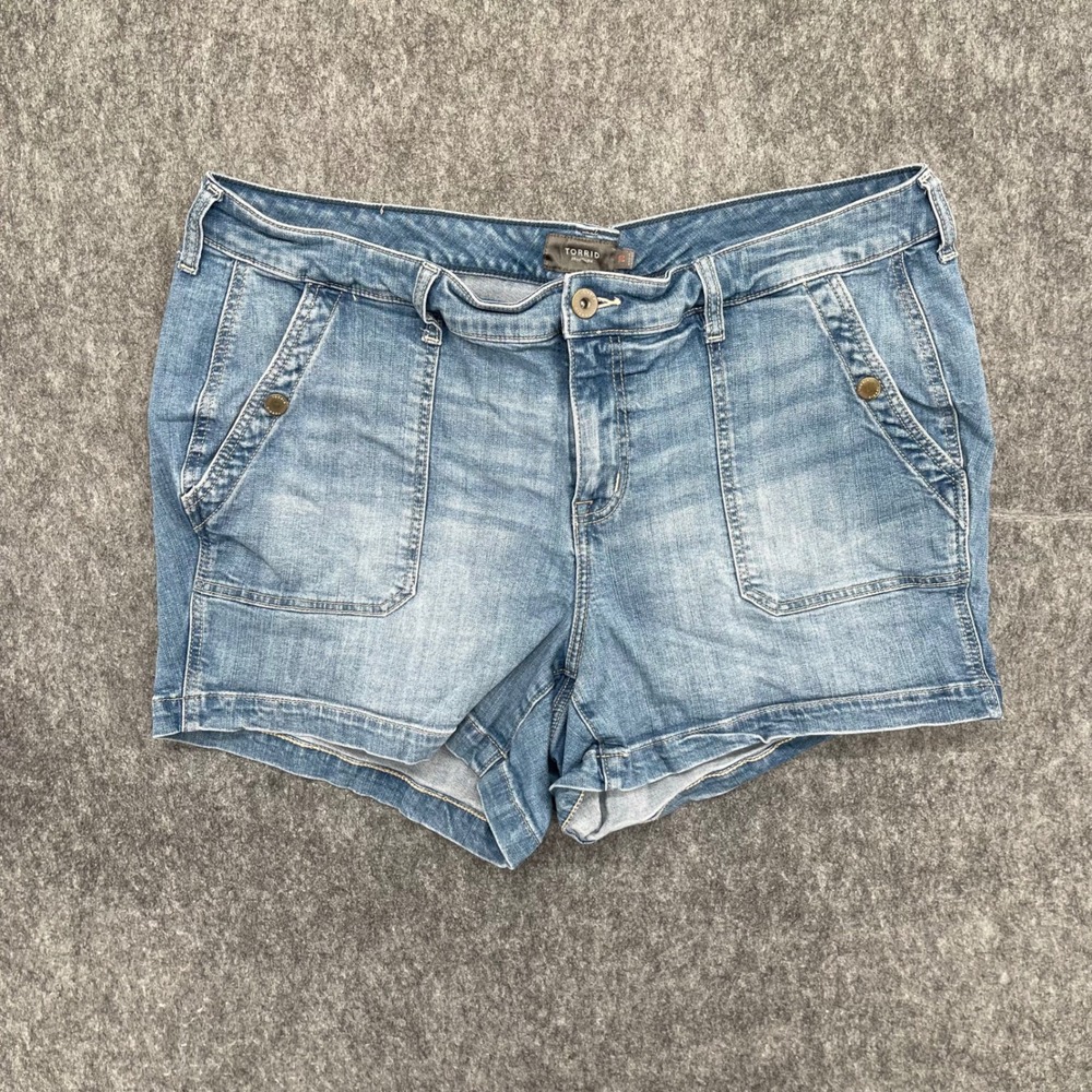 Torrid Shorts Womens 20 Feel The Fit Light Wash Denim Utility Patch Pockets